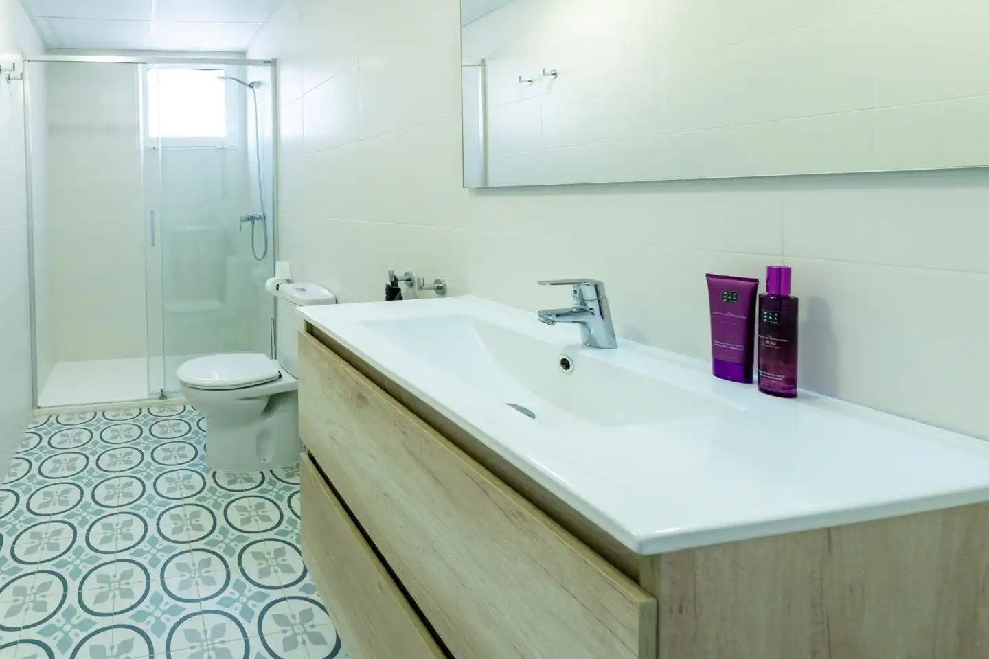 Badezimmer von Wohnung zum Verkauf in Santa Pola mit Klimaanlage und Terrasse