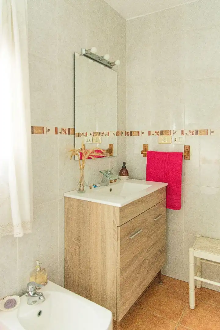 Badezimmer von Country house zur Miete in Sant Joan de Moró mit Klimaanlage, Privatgarten und Möbliert