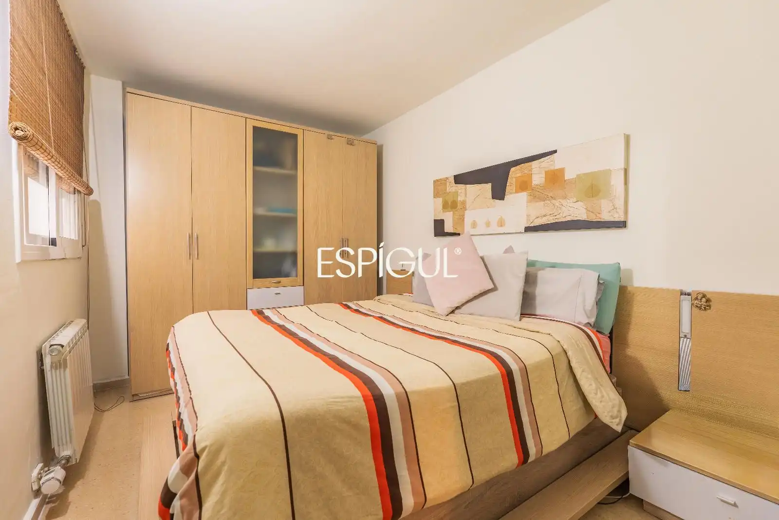 Schlafzimmer von Wohnung zum Verkauf in Salt mit Heizung, Möbliert und Ofen
