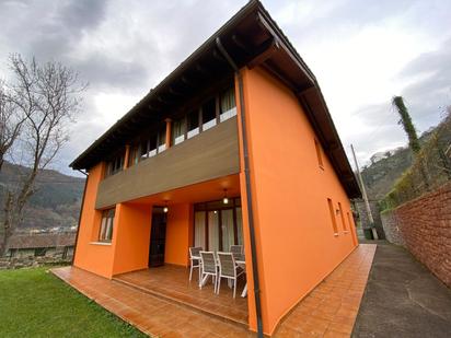 Außenansicht von Haus oder Chalet zum verkauf in Cangas de Onís mit Heizung, Privatgarten und Abstellraum