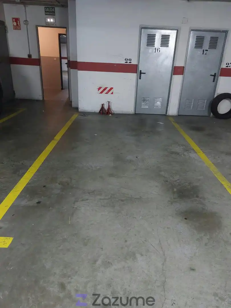 Parking de Piso de alquiler en Pontevedra Capital  con Calefacción, Trastero y Amueblado