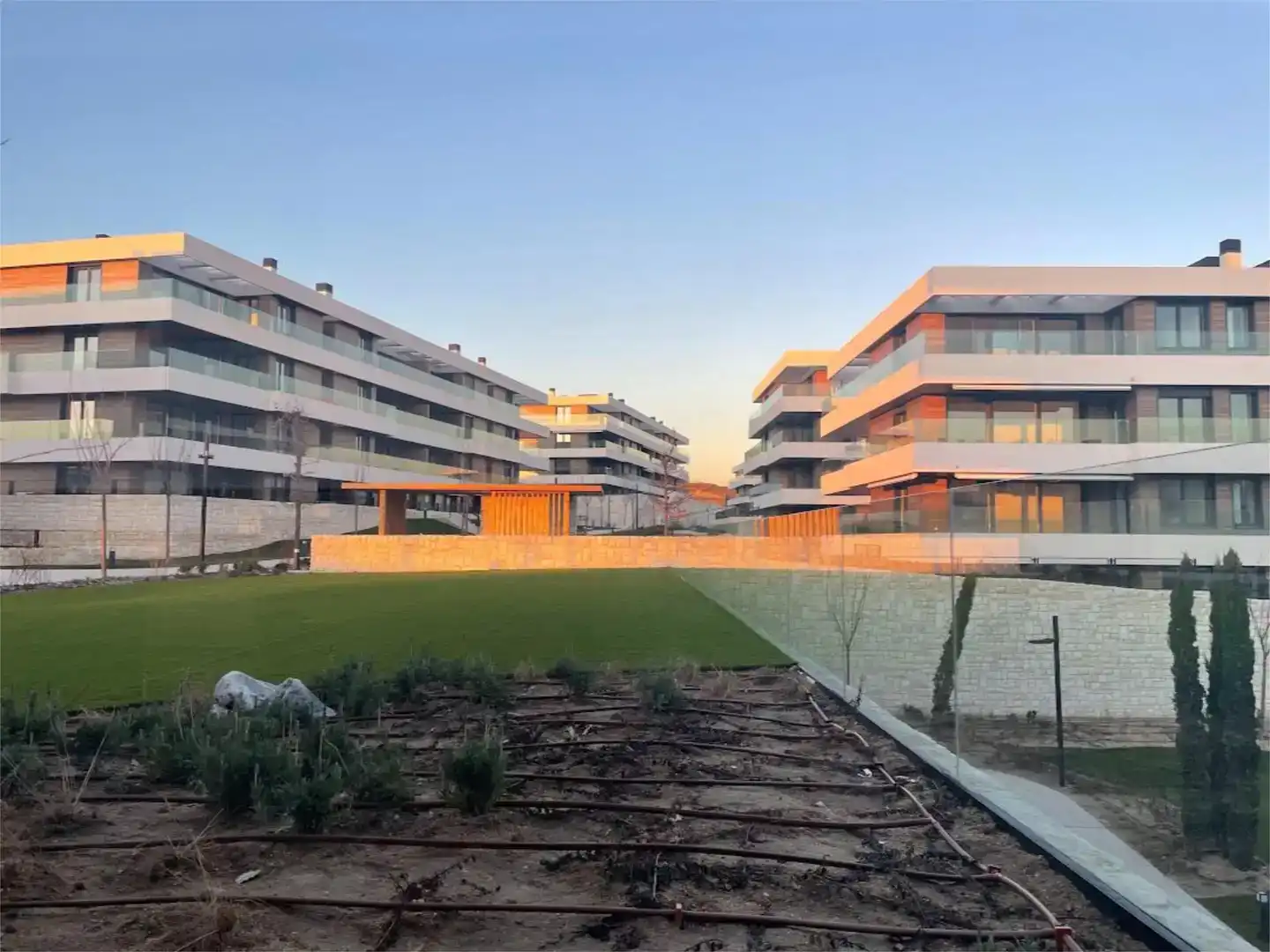 Vista exterior de Pis en venda en La Moraleja amb Aire condicionat i Piscina