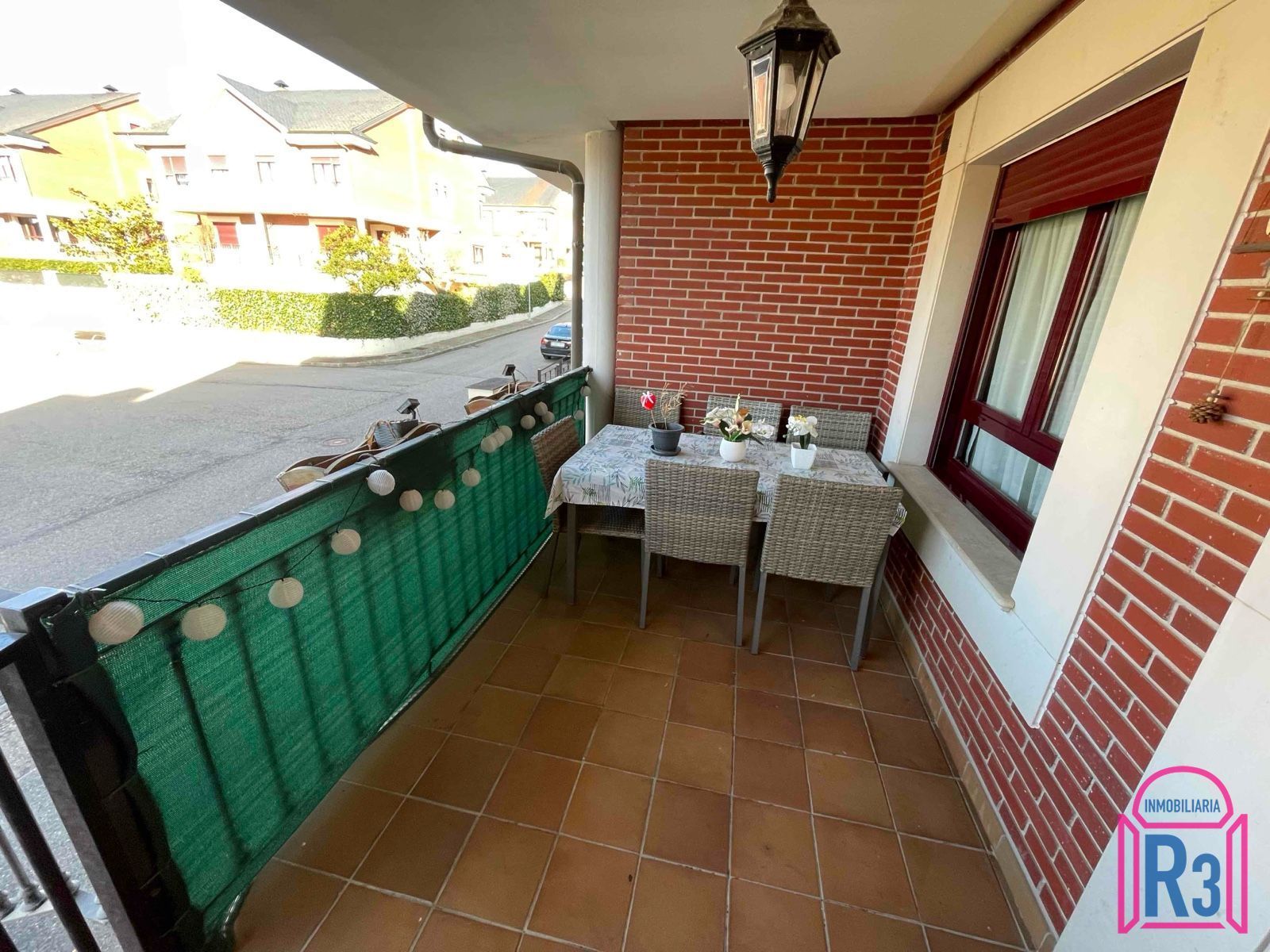 Terrassa de Casa adosada en venda en Sariegos amb Calefacció, Jardí privat i Piscina