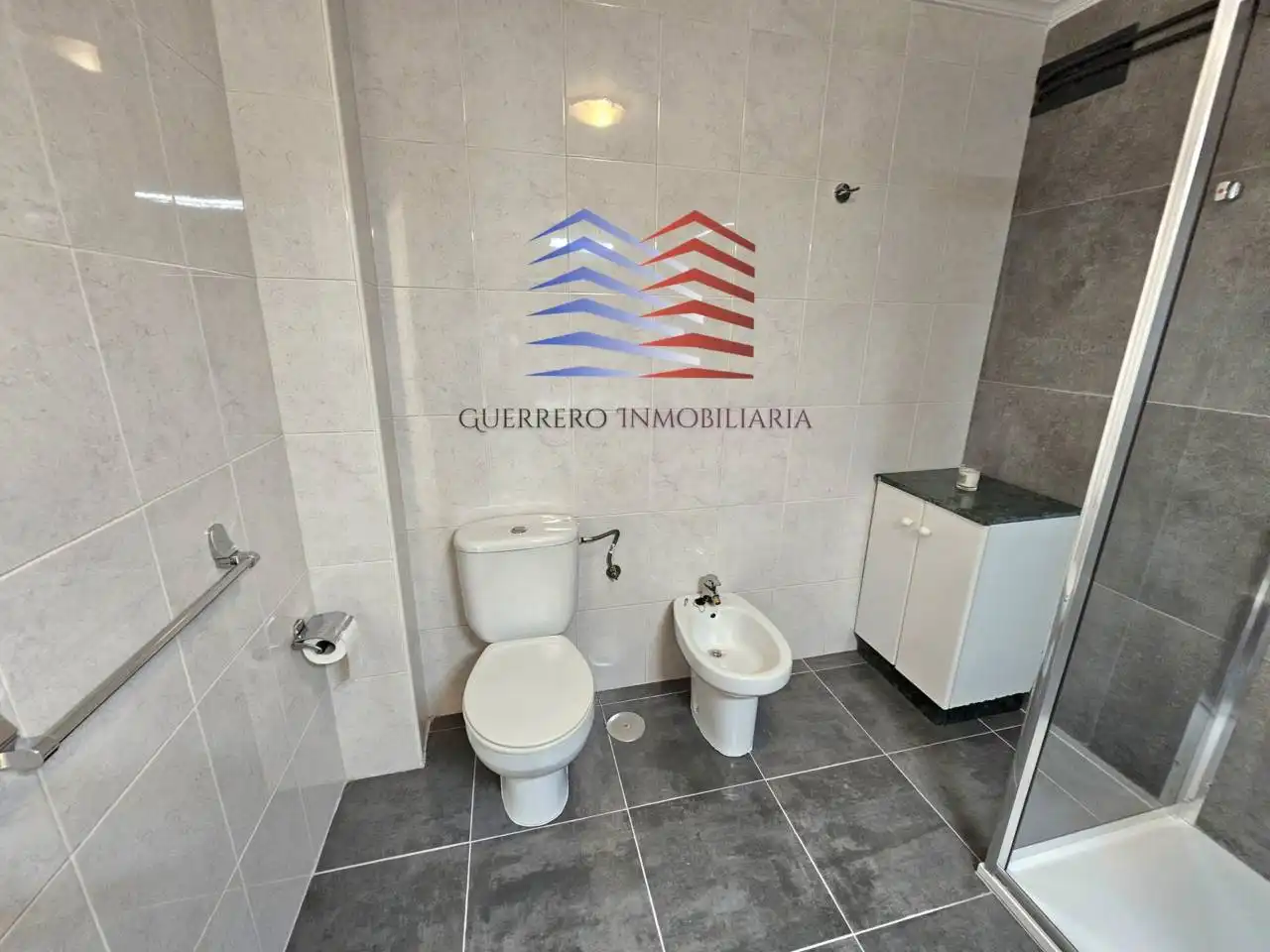 Baño de Piso de alquiler en Ourense Capital  con Calefacción, Parquet y Alarma