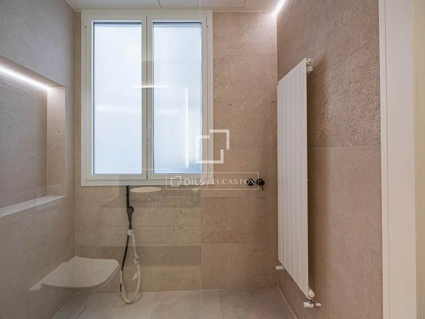 Badezimmer von Wohnung zum Verkauf in Barcelona mit Klimaanlage, Heizung und Balkon