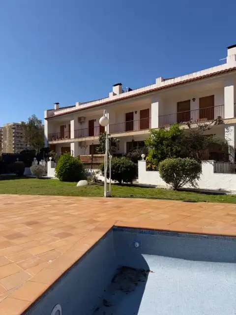 Vista exterior de Casa adosada de alquiler en Vilassar de Mar con Aire acondicionado, Calefacción y Jardín privado