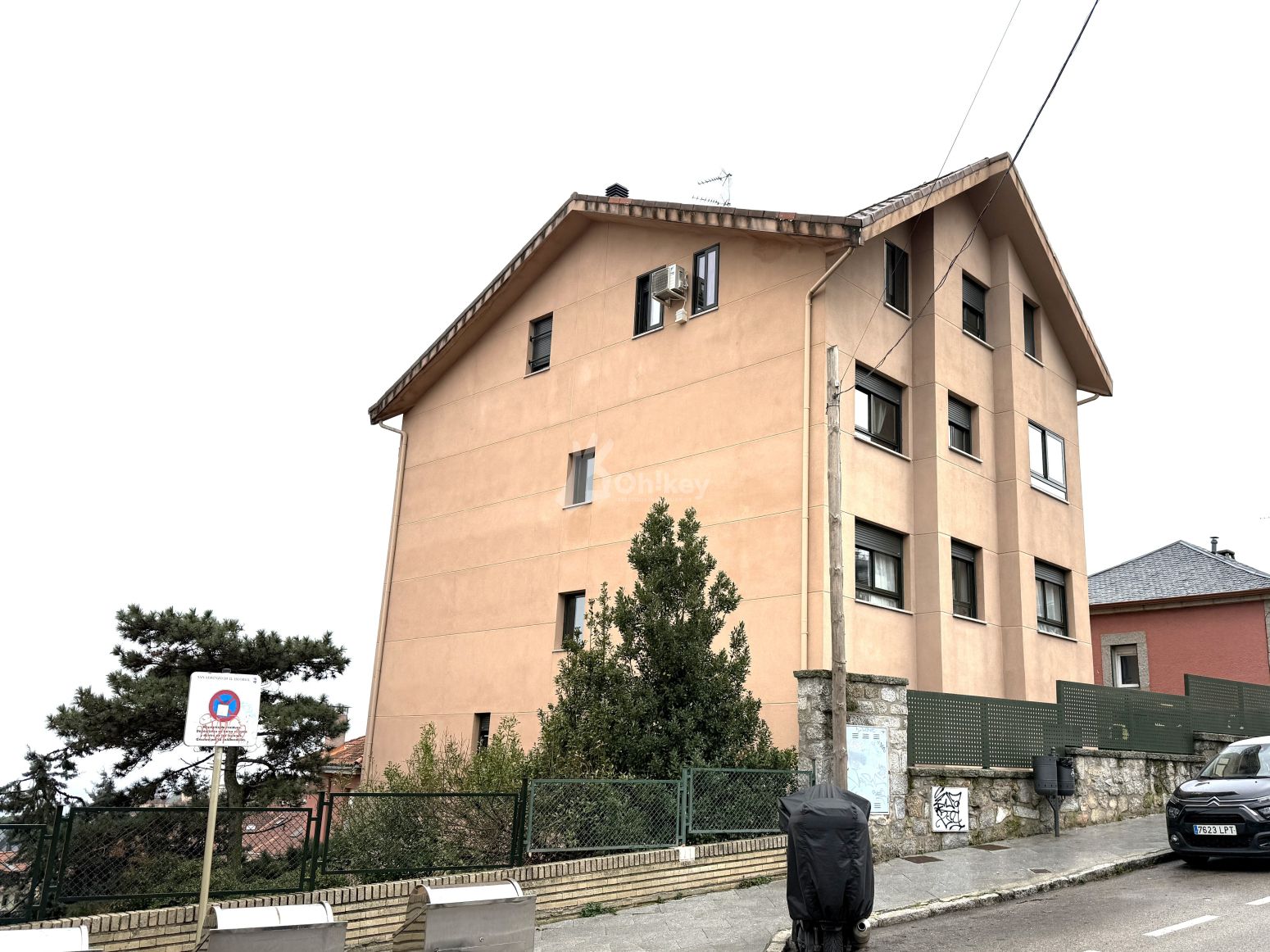 Vista exterior de Pis en venda en San Lorenzo de El Escorial amb Calefacció, Jardí privat i Moblat