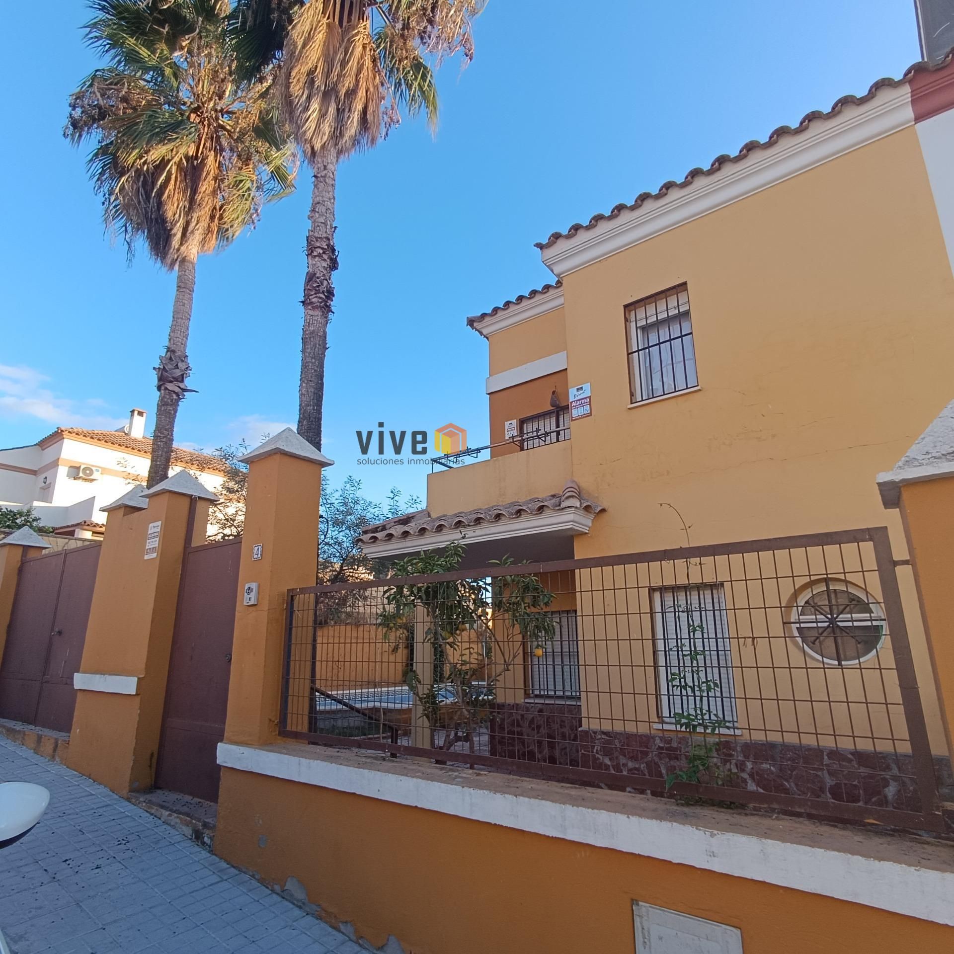 Vista exterior de Casa adosada en venda en Salteras amb Jardí privat, Terrassa i Piscina