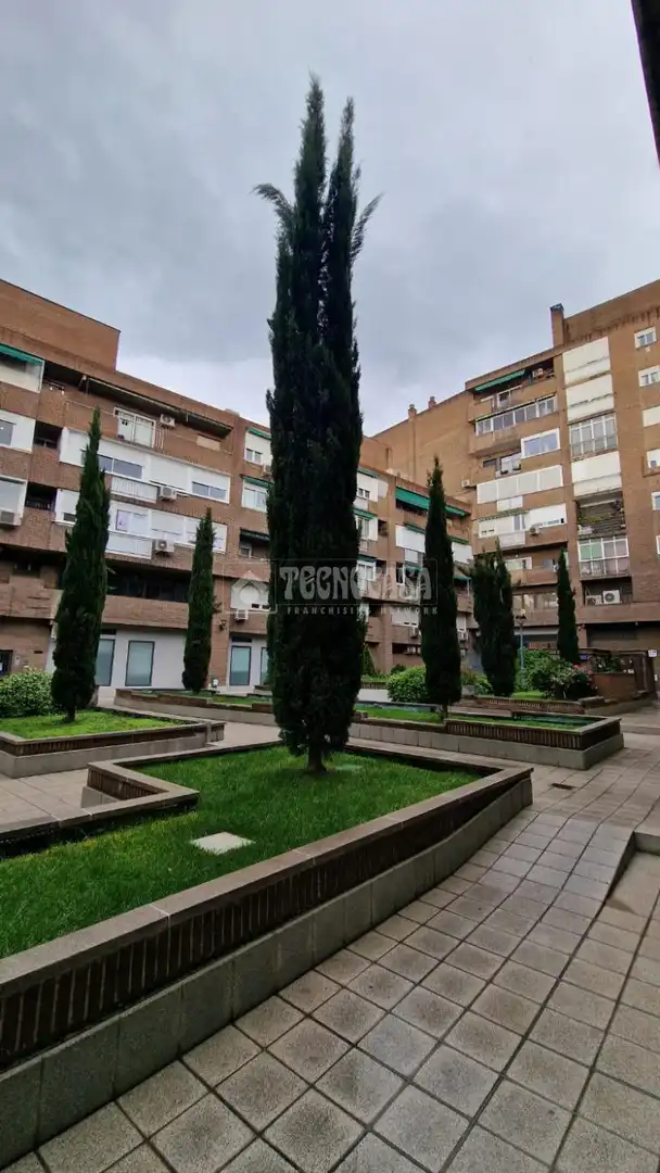 Vista exterior de Piso en venta en Madrid con Calefacción