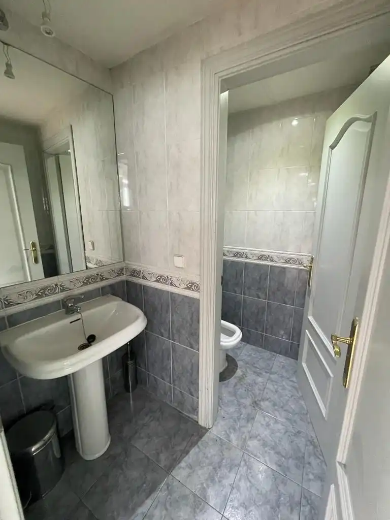 Badezimmer von Büro zum Verkauf in Getafe mit Klimaanlage