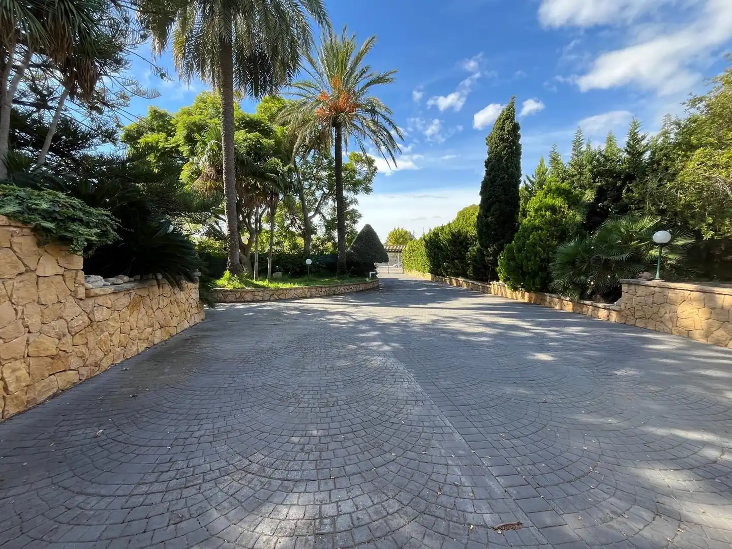 Vista exterior de Casa o xalet en venda en L'Alfàs del Pi amb Calefacció, Jardí privat i Terrassa