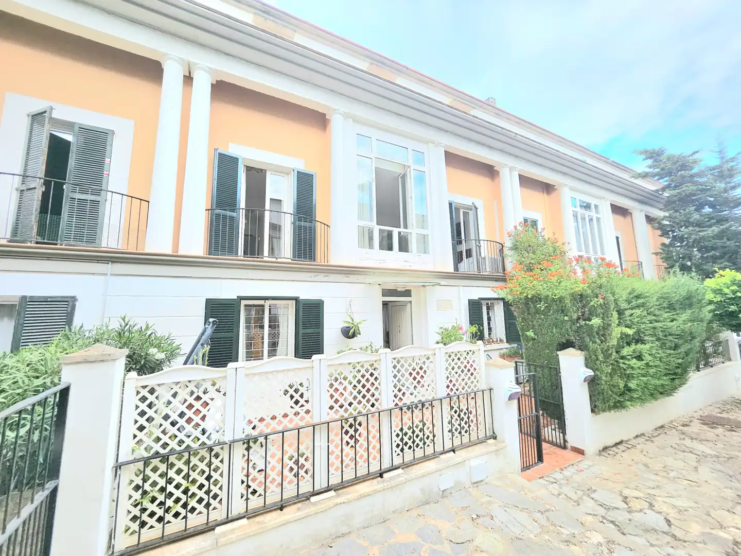Casa aparellada amb terrassa en venda a Carrer del Pensament