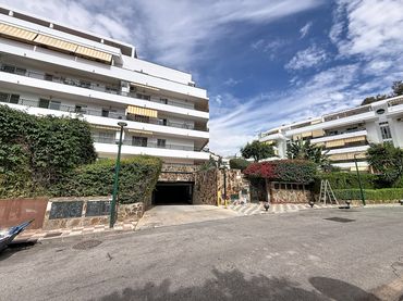Individual with lift for sale in Calle Meridiana 73