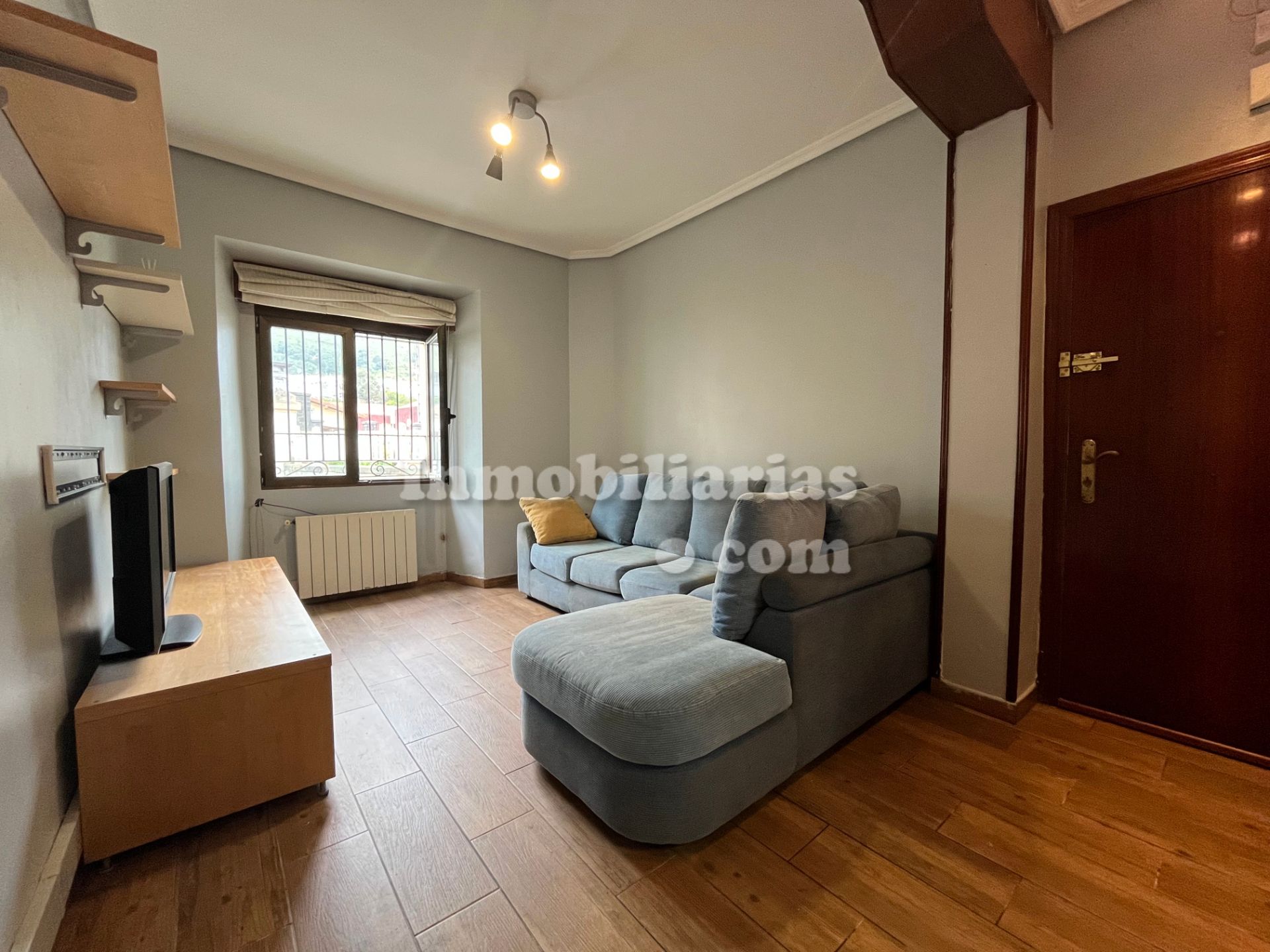 Sala d'estar de Dúplex en venda en Castro-Urdiales amb Calefacció, Parquet i Moblat