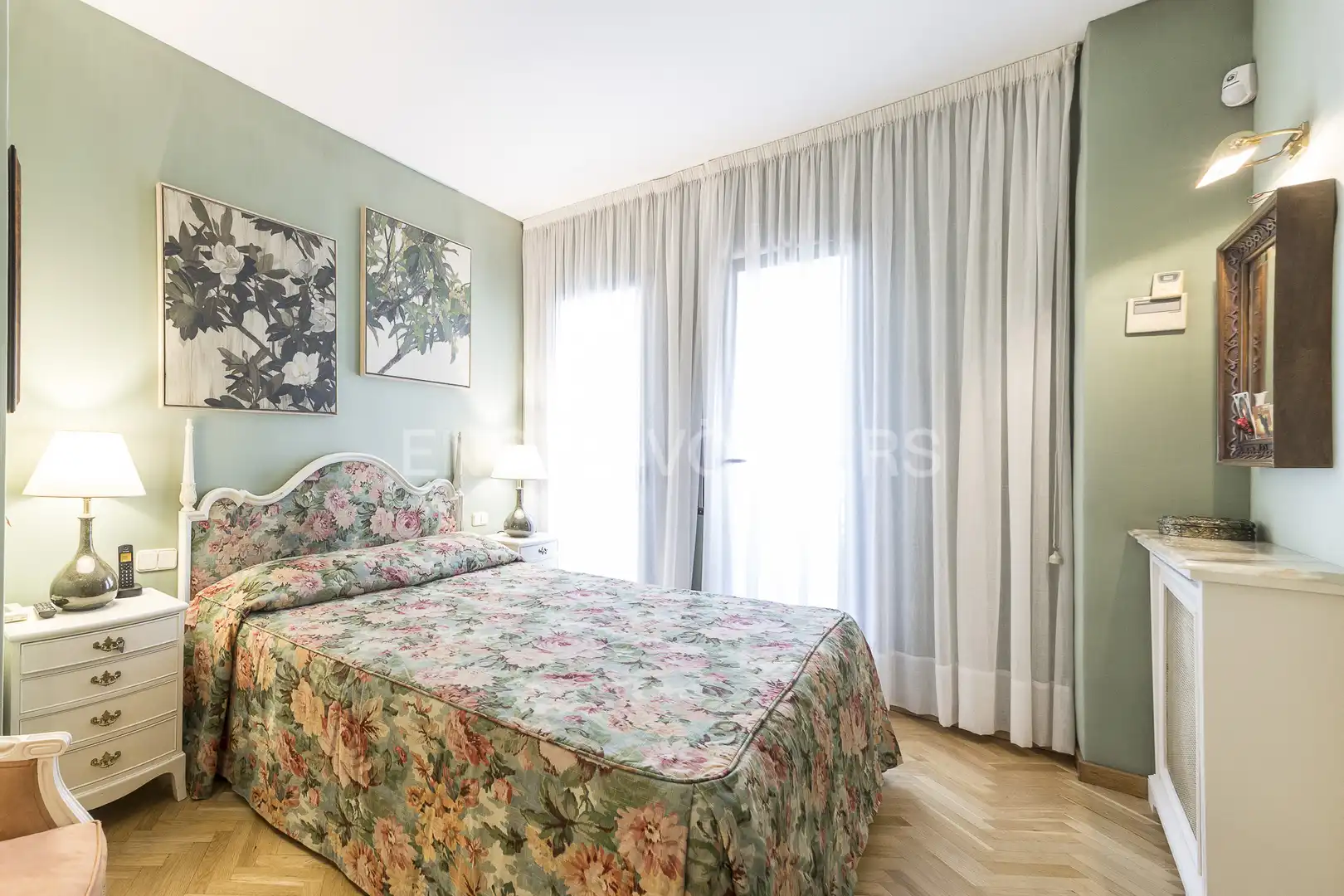 Schlafzimmer von Einfamilien-Reihenhaus zum Verkauf in Barcelona mit Heizung, Privatgarten und Parkett