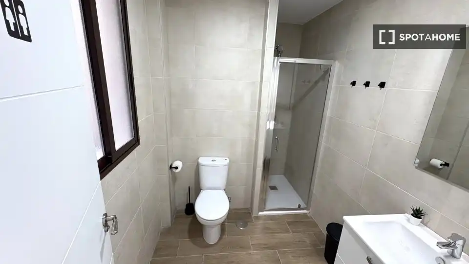 Baño de Piso de alquiler en Granada con Aire acondicionado, Calefacción y Amueblado