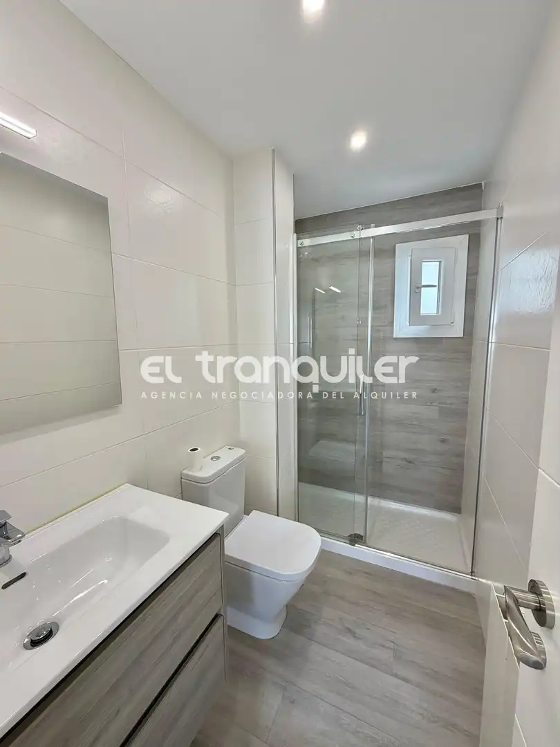 Bathroom of Flat for rent in Madrid  with Air Conditioner and Washing machine