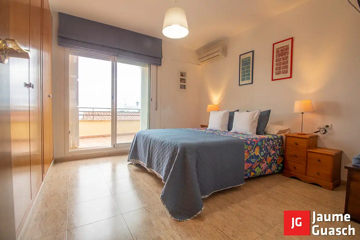 Schlafzimmer von Einfamilien-Reihenhaus zum Verkauf in Torredembarra mit Klimaanlage, Heizung und Privatgarten