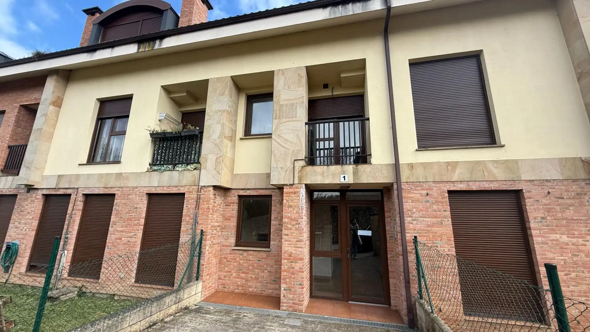 Vista exterior de Edificio en venta en Reocín