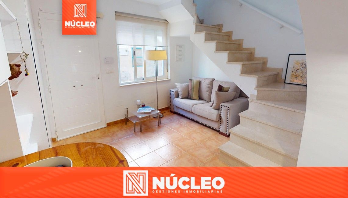 Sala d'estar de Casa adosada en venda en Agost amb Aire condicionat, Terrassa i Moblat