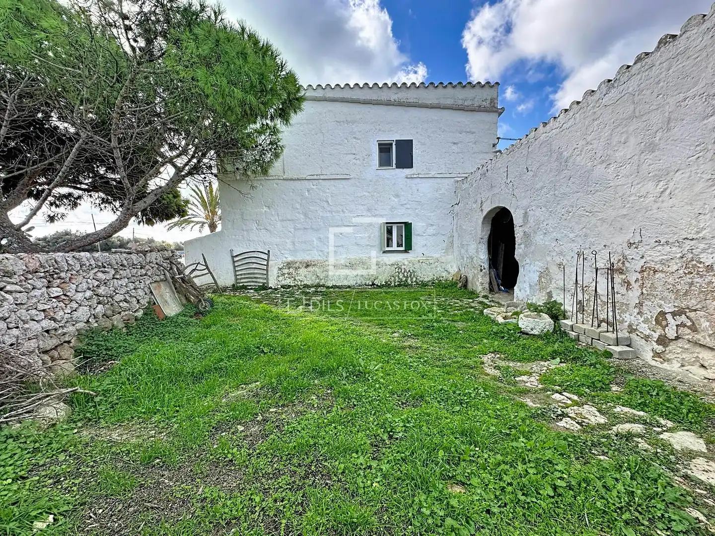 Außenansicht von Country house zum Verkauf in Es Castell mit Privatgarten, Abstellraum und Balkon