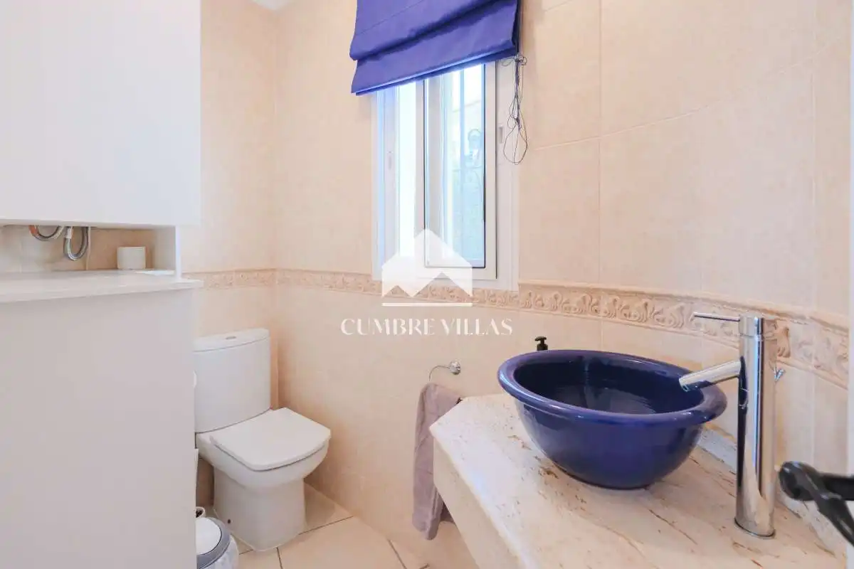 Bany de Casa o xalet en venda en Salobreña amb Jardí privat, Terrassa i Piscina comunitària