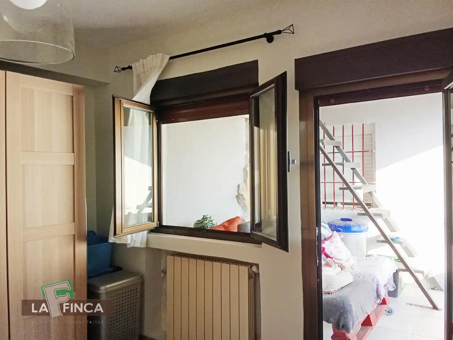 Dormitori de Casa adosada en venda en Oviedo  amb Calefacció, Terrassa i Traster