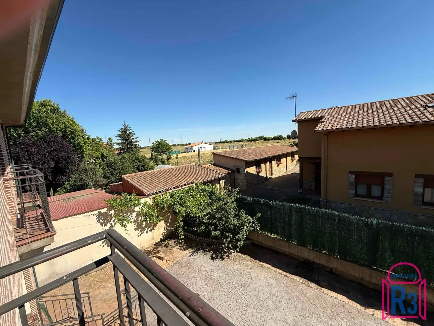 Vista exterior de Casa adosada en venta en Onzonilla con Calefacción