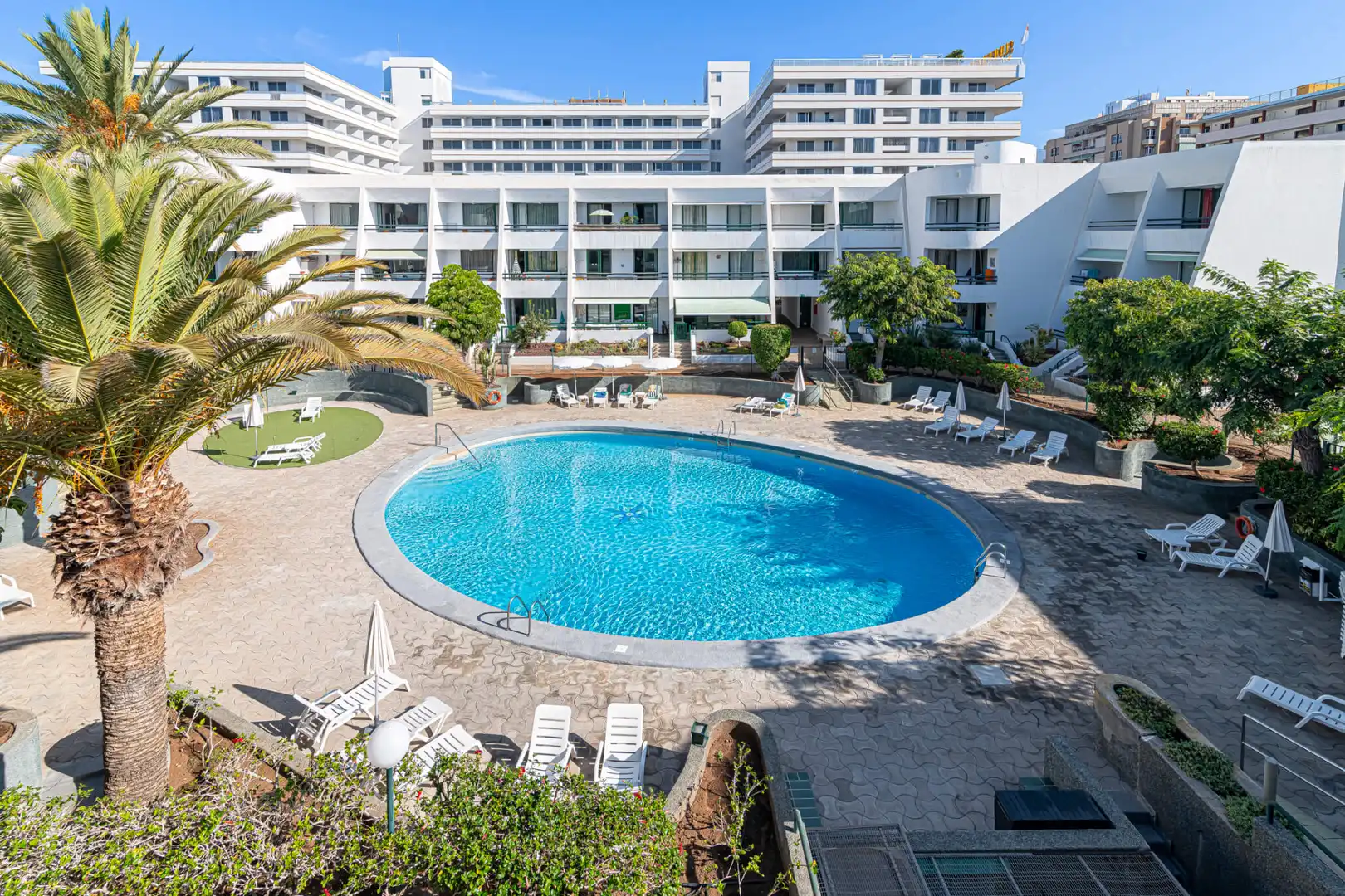 Swimming pool of Flat for sale in Playa de las Américas