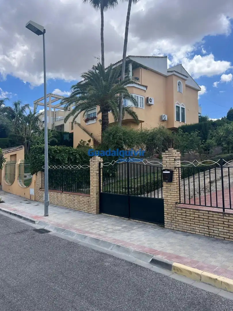 Vista exterior de Casa o xalet en venda en Dos Hermanas amb Aire condicionat, Jardí privat i Terrassa