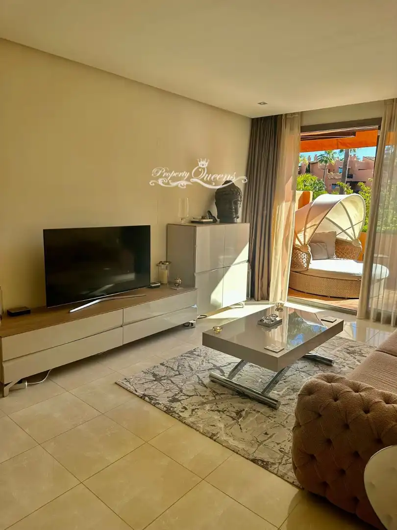 Sala d'estar de Pis de lloguer en Estepona amb Aire condicionat, Terrassa i Piscina