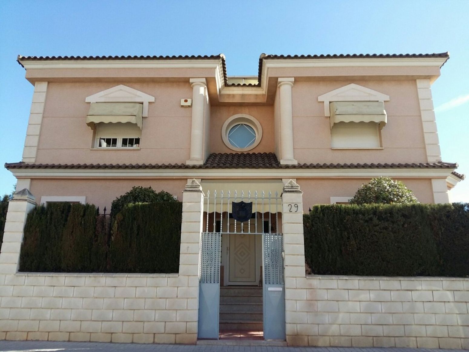 Vista exterior de Casa o xalet de lloguer en Paterna amb Aire condicionat, Jardí privat i Terrassa