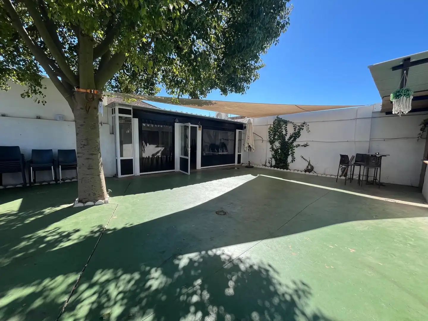Business premises for transfer in Avenida Descubrimiento de América, imagen 2