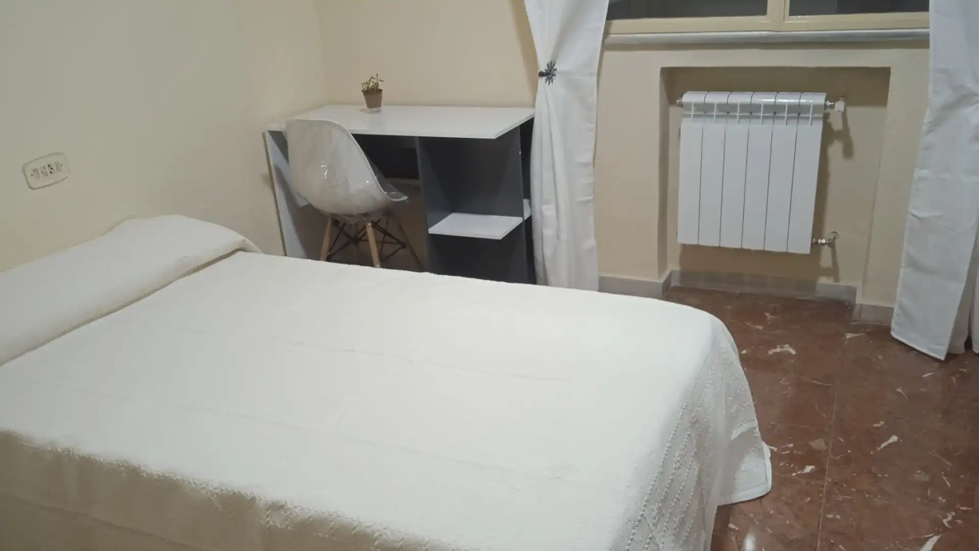 Schlafzimmer von Wohnung zur untervermieten in Salamanca mit Heizung, Parkett und Möbliert