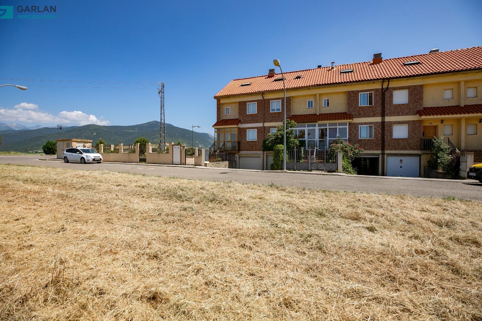 Vista exterior de Casa adosada en venda en Sabiñánigo amb Calefacció, Jardí privat i Terrassa