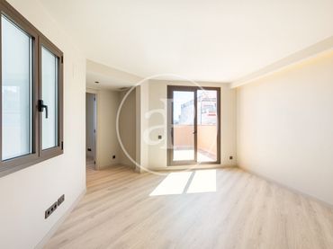 Àtic amb balcó en venda a Carrer de Provença