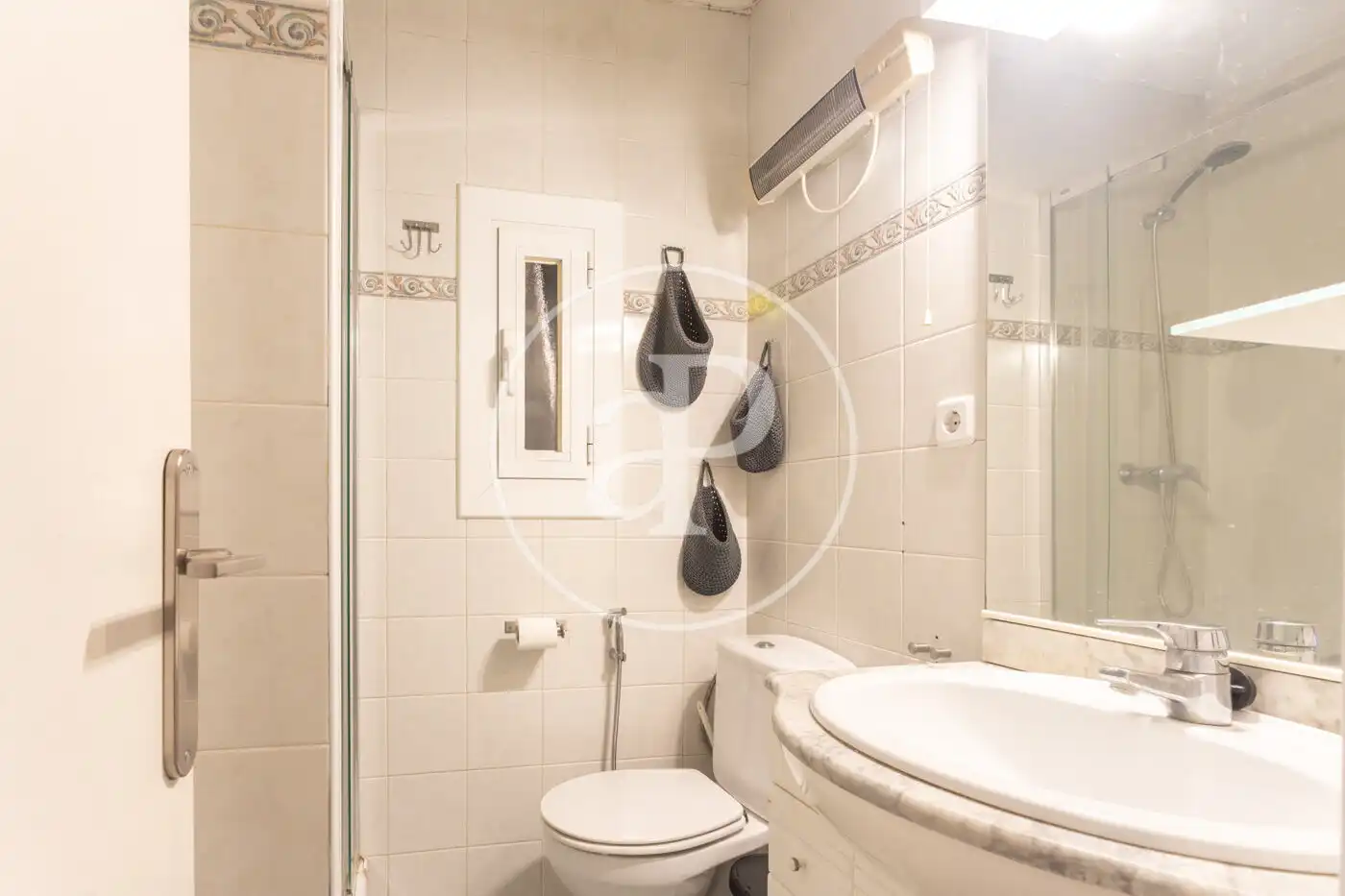 Baño de Piso de alquiler en Barcelona con Amueblado y Balcón
