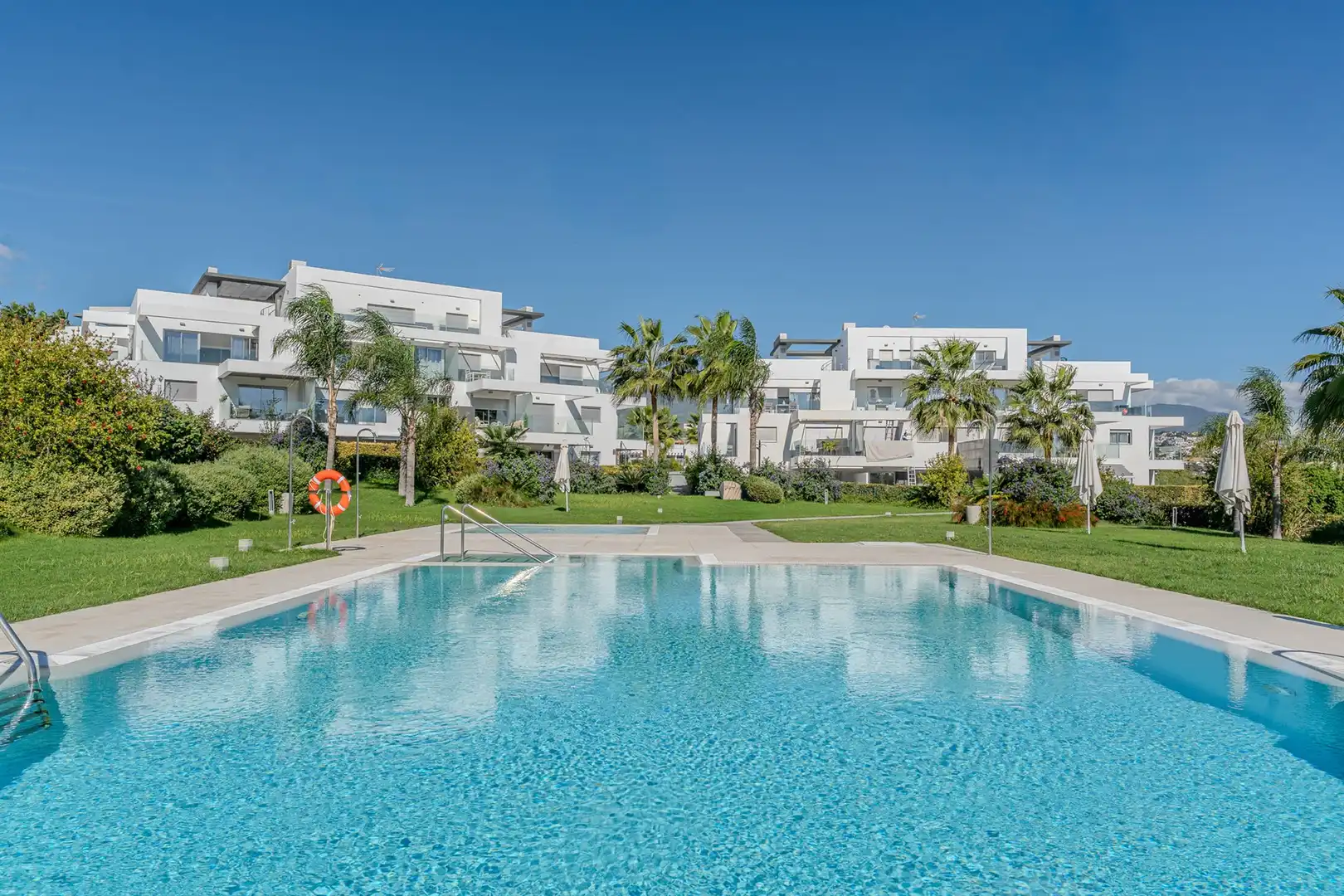 Vista exterior de Apartament en venda en Estepona