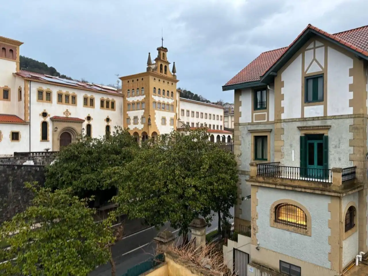 Vista exterior de Estudi en venda en Donostia - San Sebastián  amb Parquet