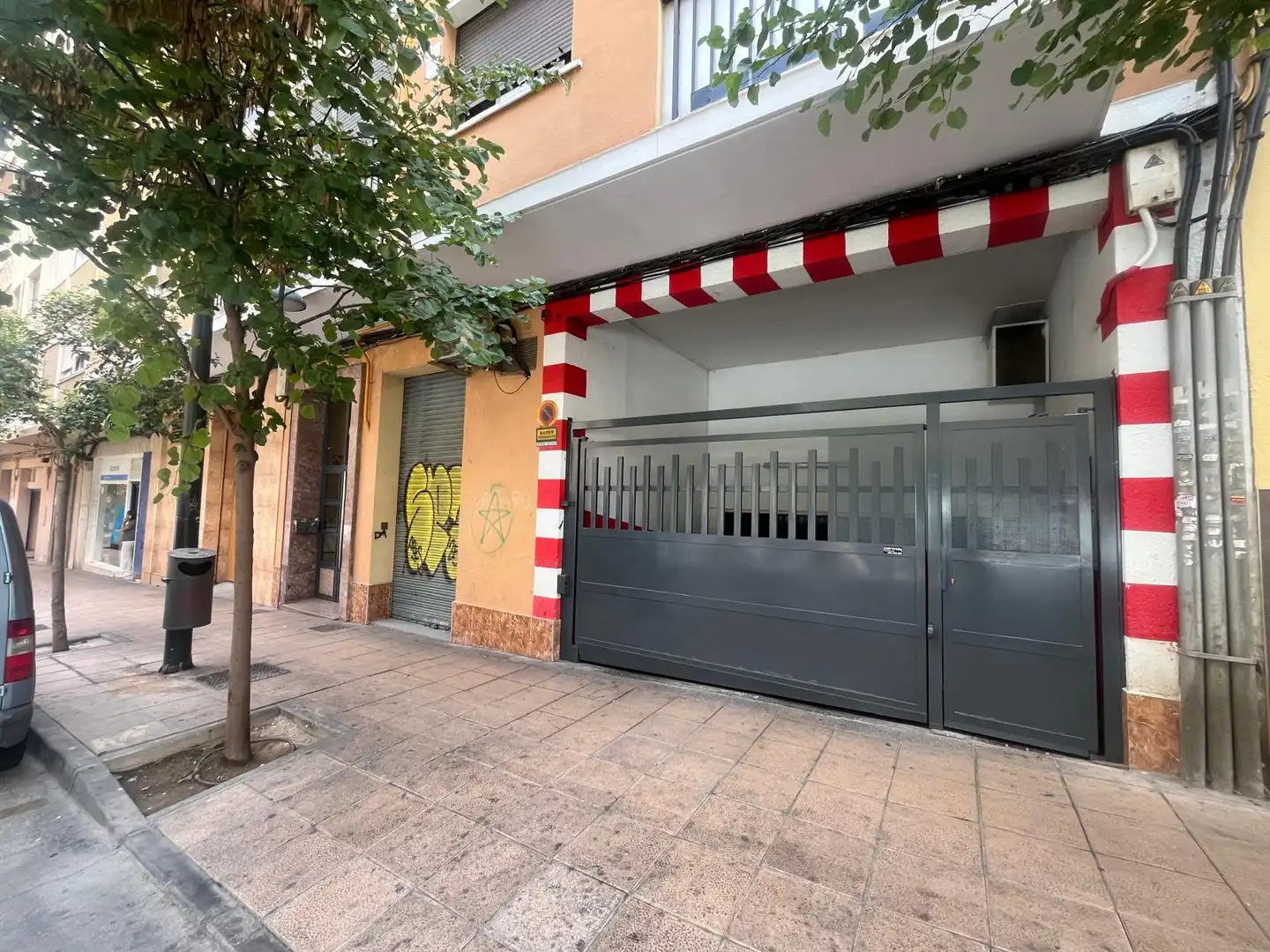 Außenansicht von Garage zum Verkauf in Zaragoza