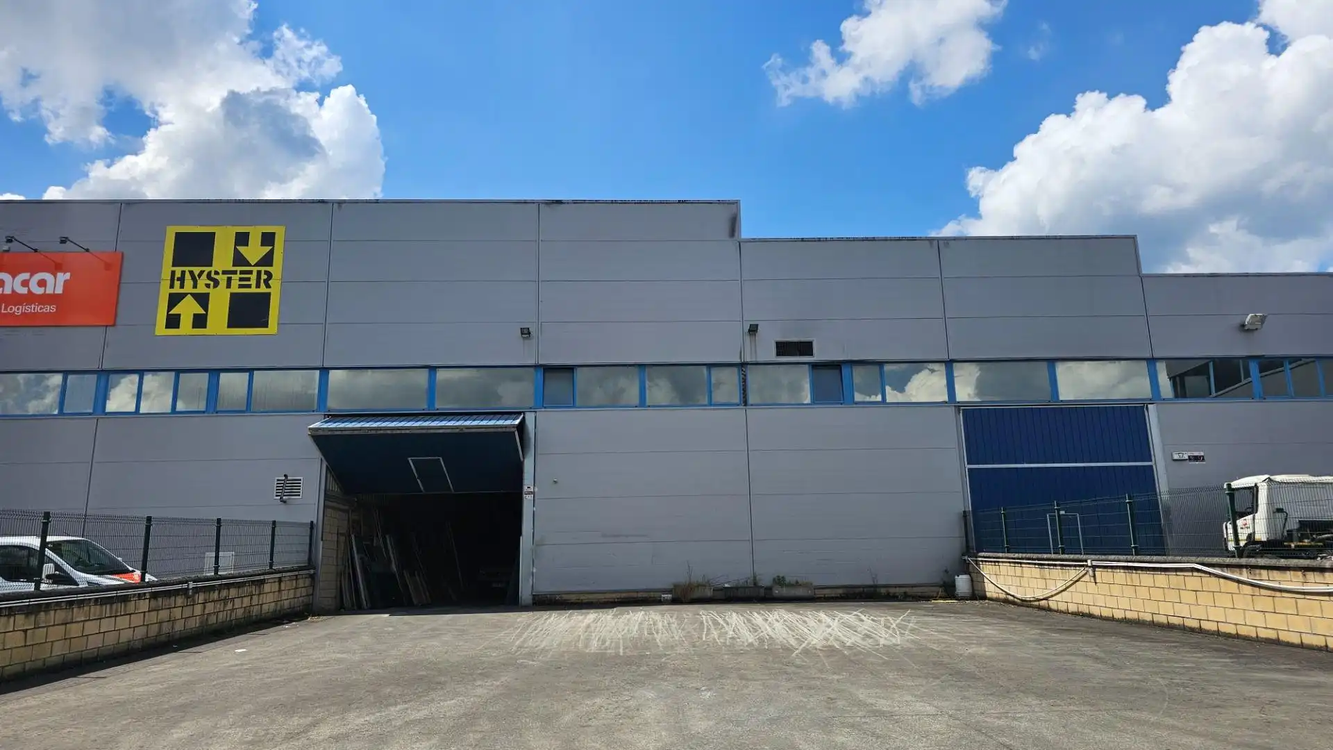 Außenansicht von Fabrikhallen zum Verkauf in Gordexola