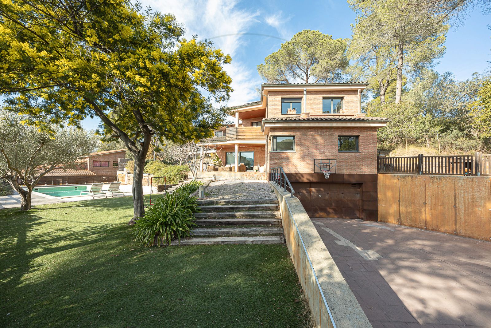 Exterior view of House or chalet for sale in Sant Cugat del Vallès  with Air Conditioner, Heating and Private garden
