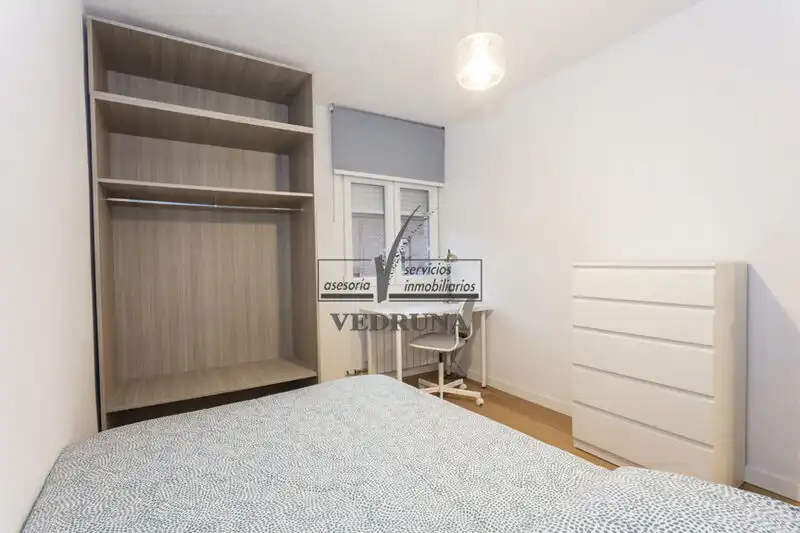 Schlafzimmer von Wohnung zur Miete in Zaragoza mit Heizung, Ofen und Waschmaschine