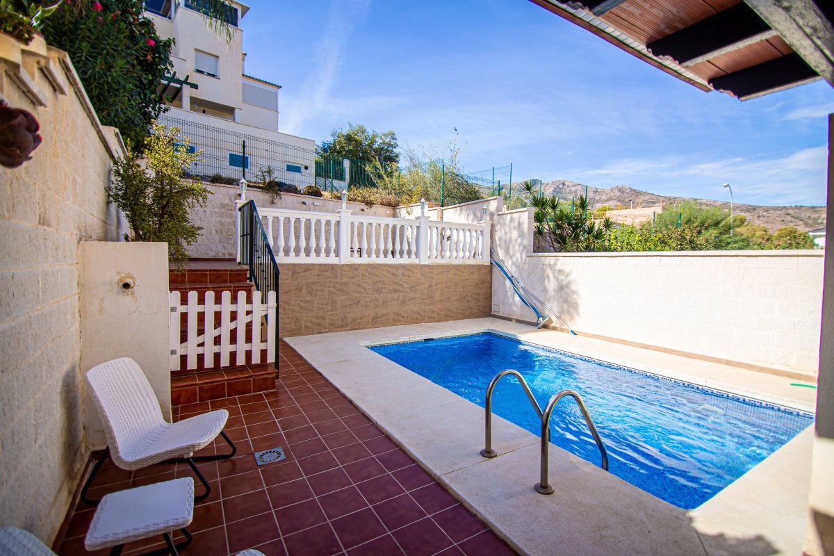 Piscina de Casa adosada en venda en Torremolinos amb Aire condicionat, Calefacció i Terrassa