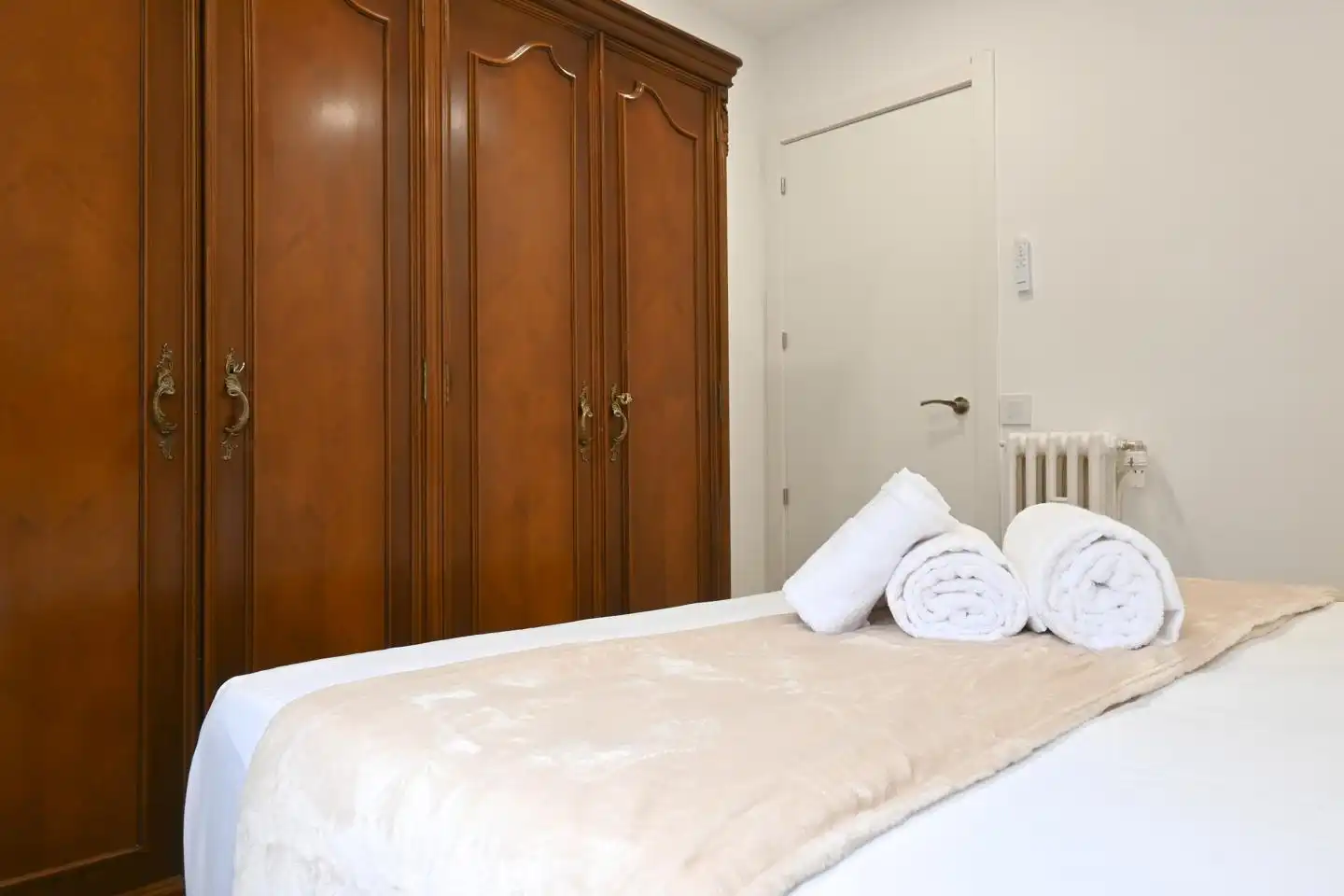 Dormitori de Pis de lloguer en Madrid amb Aire condicionat, Calefacció i Moblat