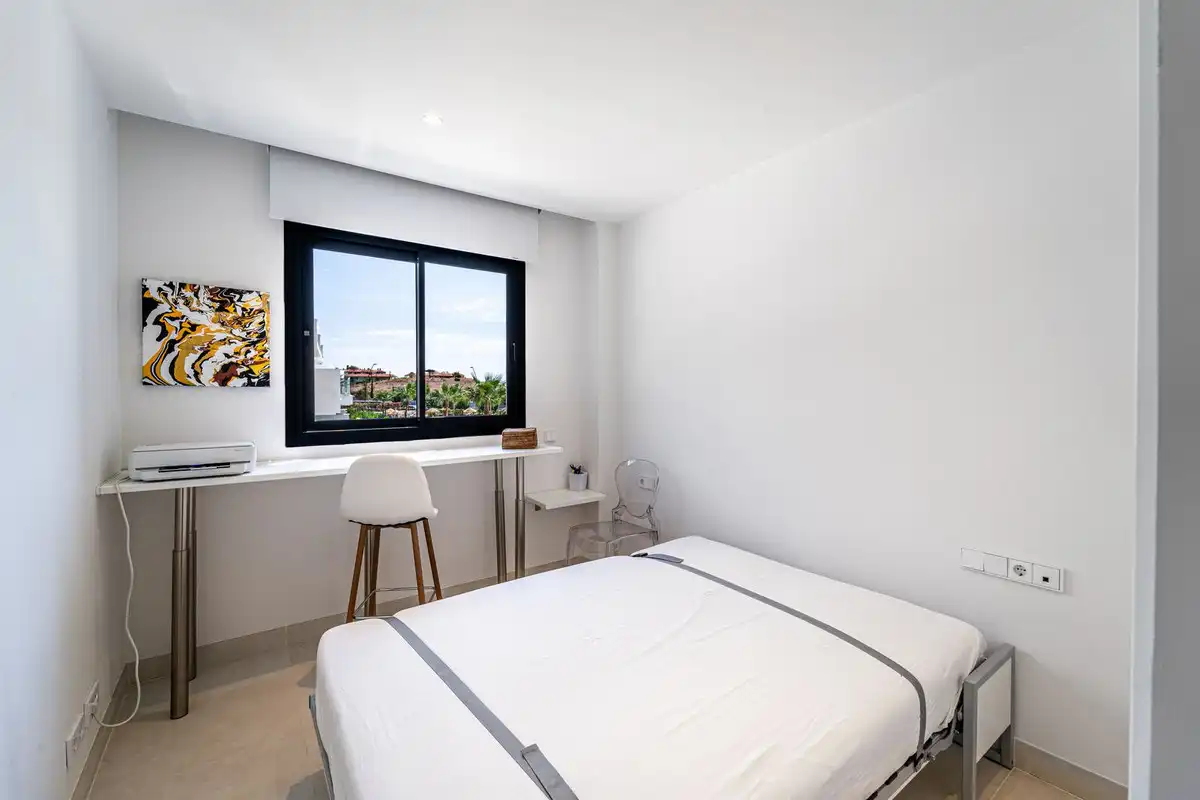 Habitación de Apartamento en venta en Fuengirola con Aire acondicionado, Trastero y Piscina comunitaria