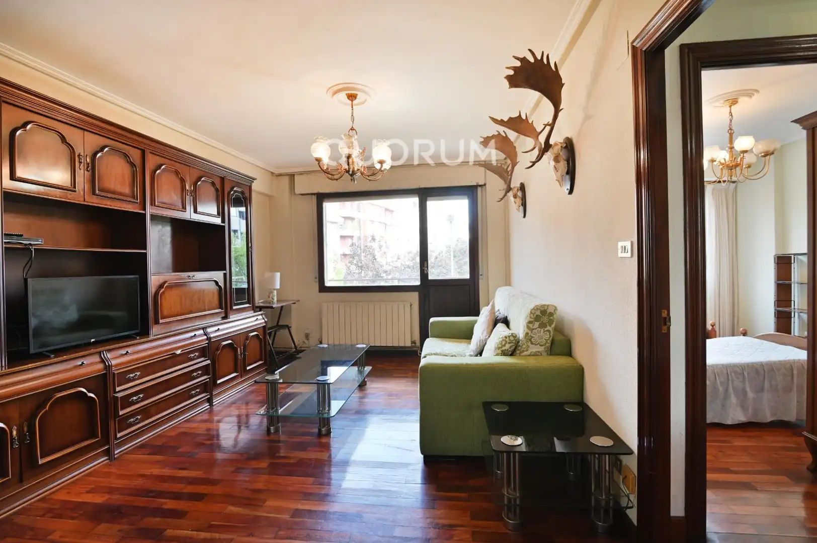 Sala d'estar de Pis en venda en Basauri  amb Terrassa i Balcó