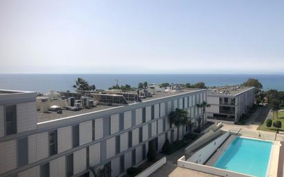 Vista exterior de Àtic en venda en Manilva amb Aire condicionat, Jardí privat i Terrassa
