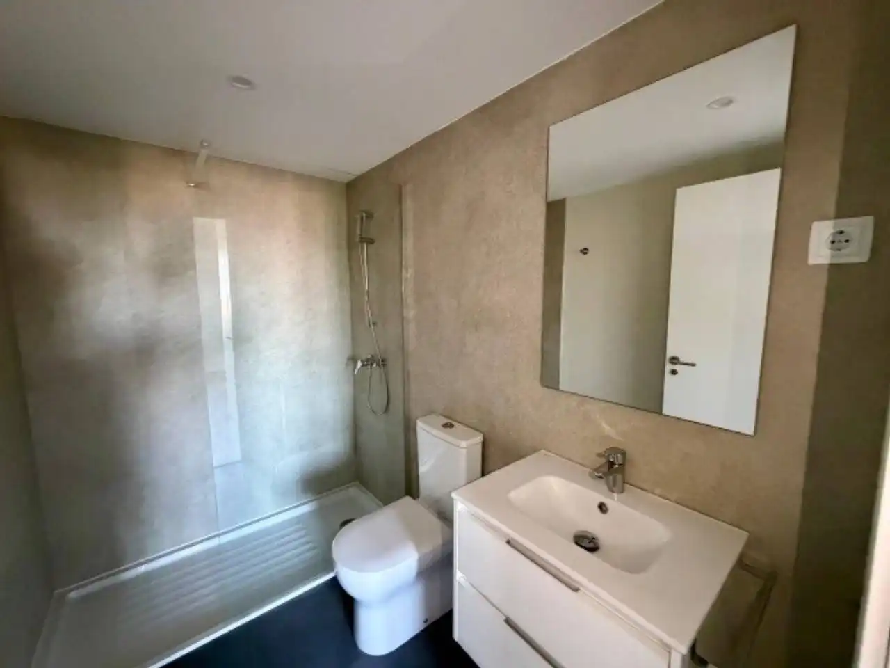 Bathroom of Flat for rent in Terrassa  with Air Conditioner, Heating and Parquet flooring
