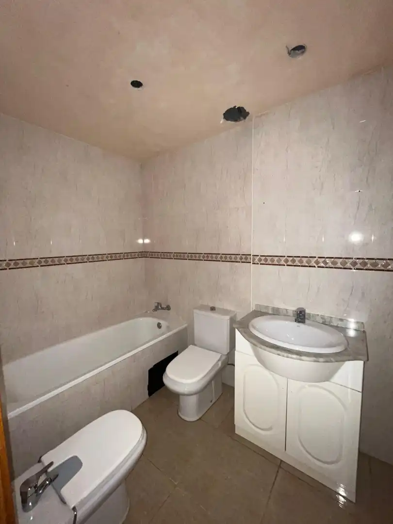Badezimmer von Erdgeschoss zum Verkauf in Tortosa mit Terrasse und Alarm